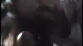 بنات سودانيات ينفخنّ دخانًا ثم يمصصنّ ويركبنّ زبًا