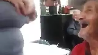 حلم الجد الرطب: يرشف أثداء شابة كبيرة
