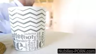 يمشي قضيبه على جسمها كله