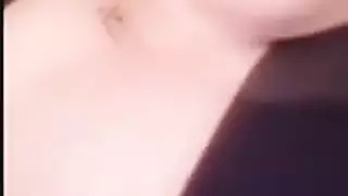 سعودية هاوية في عرض عاري صريح: تظهر كل شيء وتهمس كلام إباحي