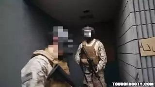 إباحية منطقة حرب: الجنود يمارسون الاختراق المزدوج للأسيرة في مجمع مهجور