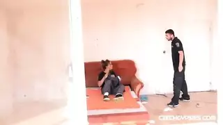 سكس زوجه يستدعي العمل الكهرباء الى المنزل من اجل اصلح الكهرباء في المنزل ويذهب الى العمل ويترك زوجته مع العمل في المنزل ينكه
