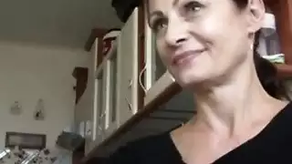 نساء ناضجات يتم خداعهن لممارسة جنس جماعي إباحي