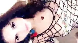 ملاك مثارة تخلع ملابسها وتداعب فرجها حتى النشوة