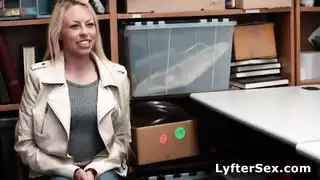 شقراء مثارة تتعرض لإيلاج مزدوج وتُغطى بالسائل المنوي