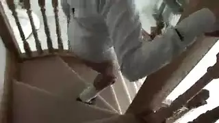 فتاة بيضاء بمؤخرة كبيرة وثديين ضخمين تأخذه من الخلف