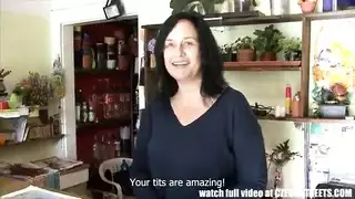 أمهات ناضجات في فيلم بورن صريح مع حديث جنسي فاحش