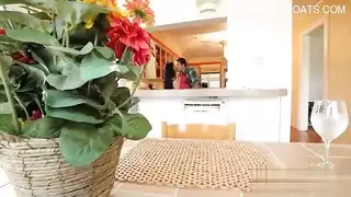 تنام تحت طاولة مقابلة العمل