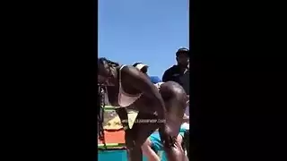 مؤخرة شوكولا كبيرة تتعرض لجنس كلابي عنيف
