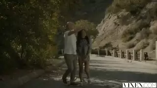 زوج الأم يحصل على حمام قذف لاتيني