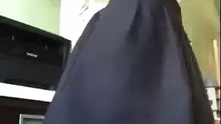 إباحية لامرأة ناضجة حنونية ترتدي حمالة صدر وسروال داخلي من الدانتيل