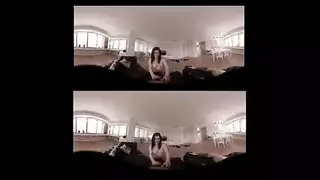 الاب يتصارع مع ابنته