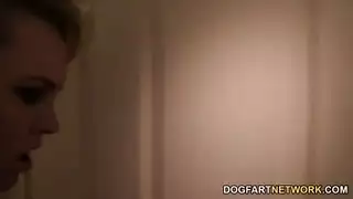 أم مثيرة تُغرى بشاب مثير بقضيبه الصلب