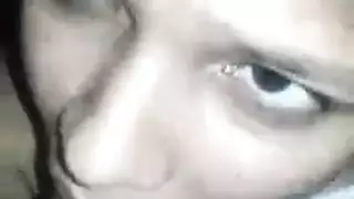 فتاة آسيوية ذات أثداء منتصبة في مشهد جنسي صريح وقاس