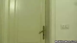ابن يتسلل إلى سرير أمه لقاء جنسي عميق أثناء نومها