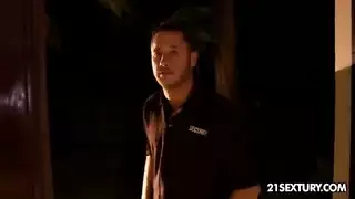 زوج تشارك صديقتها في جنس
