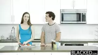 زوجة أم عذراء تجرب قضيبًا أسودًا عملاقًا وتصل للرعشة بقوة