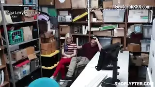 ضابط بزي رسمي يضرب مراهقة سارقة بوضعية الكلب