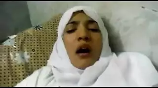 مراهقة عذراء عربية تمارس جنسًا عنيفًا وتنتهي بالقذف داخليًا