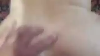 عاهرة تئن بصوت عالٍ وتُغطى بالسائل المنوي