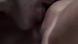 فيلم إباحي هاوي: جماع جماعي على الشاطئ مع امرأة أكبر