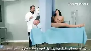 خبيرة طبية شرموطة تتوسل للمزيد في هذا الفيديو الإباحي المترجم