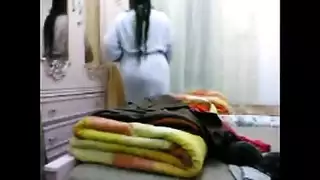 تسجيل سري لأم ممتلئة الجسم تخلع ملابسها بمفردها