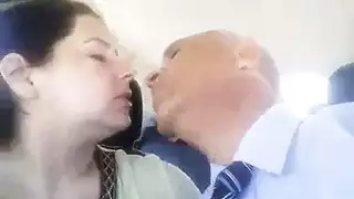 شرطي في الزي الرسمي يملأ الفتاة الغريبة في جلسة جنس ساخنة بالسيارة