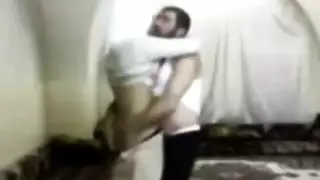 عربية محجبة مثيرة تكشف فرجها المشدود لمشهد إباحي