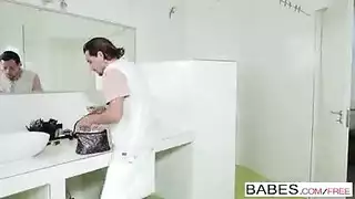 شقراء كبيرة الصدر تتعرض لإيلاج مزدوج في مشهد مثلث جنسي صريح