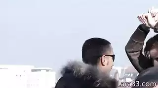 لعب جبهة امرأة ناضجة تثير شاباً بشكل جامح
