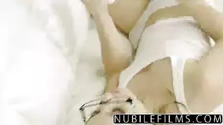 كس الشباب مع القليل من الشعر في كس يعطي لك لعبة الجنس لا تنسى