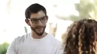 شاب مثير يضرب كسها الضيق حتى خط النهاية