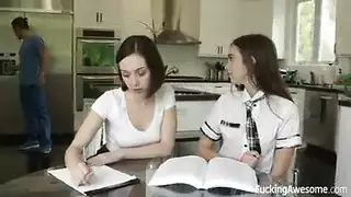 يسمع أنينها: رجل أكبر يضبط مراهقة وهي تلذذ كسها الضيق