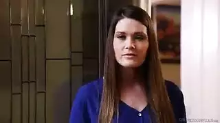 شجار سحاقي ينفجر بينما تقوم عاهرة شابة بإثارة فرجها المبلل