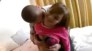مراهق يتلقى ضربًا شرجيًا عميقًا في وضع كلب الوقوف