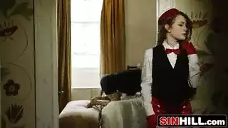 اثنين من الخادمات جميلة تأخذ الحلق العميل ديك