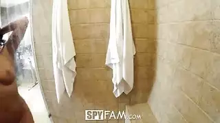 لديه الجرأة ليذهب أكثر من ذلك في الحمام ويمارس الجنس معه