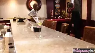 جنس خفي في المطبخ مع النادل أثناء موعد العشاء