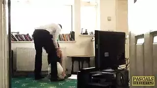 جنس فموي عنيف في الحلق واختناق ينتهي بقذف مني على الوجه