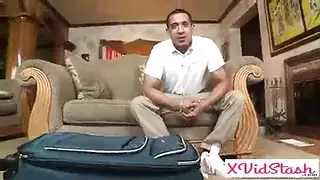 أسر الفاجرة الصغيرة لجنس عنيف و deep throat