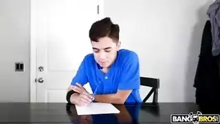 الصبي يذهب إلى منزله زميله في المدرسة للقيام الواجبات المنزلية معا