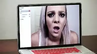 زوجة مثارة تتصل بزوجها ليشاهدها تأخذ قضيبًا جديدًا مباشرة