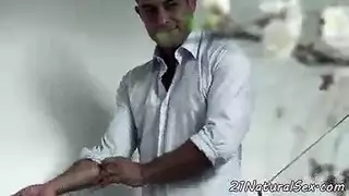 حركة صريحة: قضيبه الكبير يملأها بالكامل