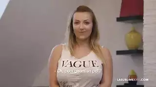 شقراء ذات منحنيات تمص قضيباً قاسياً وتبتلع