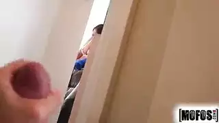 فتاة خجولة تُضبط تستمني وتحتاج يد المساعدة