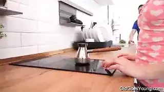 حمراء الشعر الحارقة تُضاجع بقوة في المطبخ فعل القذف في الفم