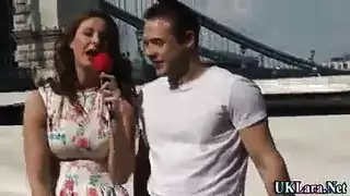 شقراء حمراء تتعرض لاختراق خلفي قاسي