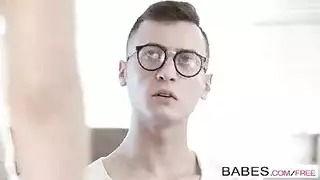 اثنتان من الفتيات المثيرات في ثونغ يصبحن قذرات