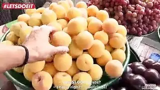 شقراء ذات مؤخرة ضخمة تأخذ حمولات في فمها ومهبلها الضيق